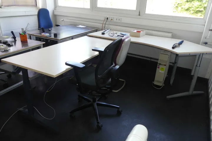 2x Bürotische mit Stühlen